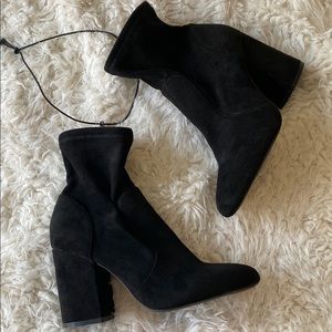 Sleek Black Heeled Boots with Block Heel